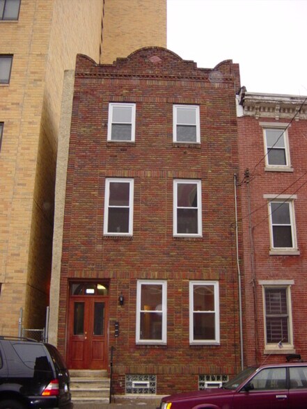 building front - 745 S 16th St