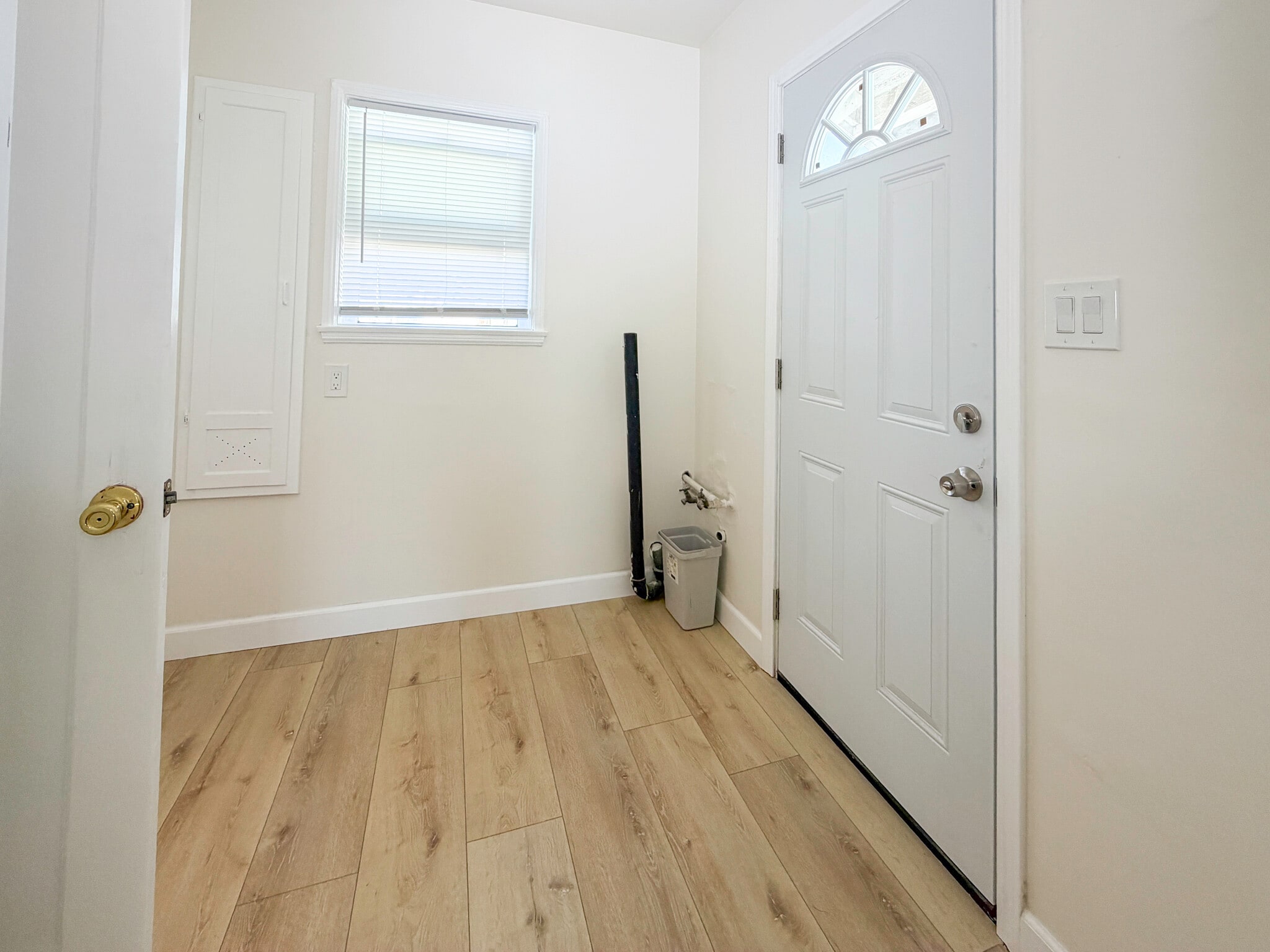 (A) Entry Room - 1722 E Victoria Ave