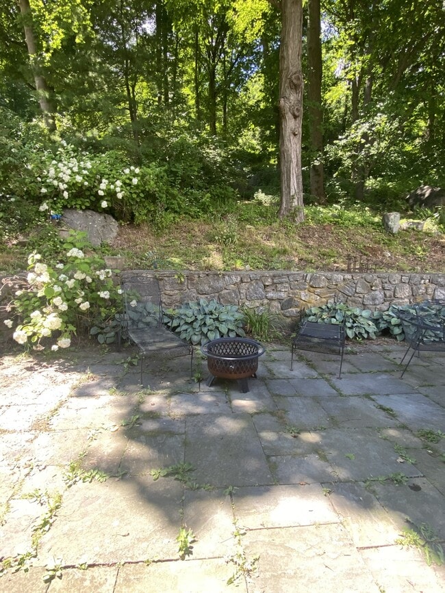 Building Photo - 4 Candlewood Knolls Rd