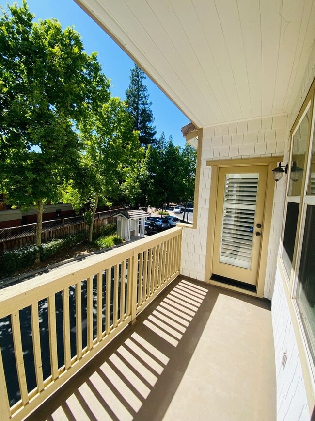 Building Photo - Gorgeous Townhouse with Attached Single-Ca...
