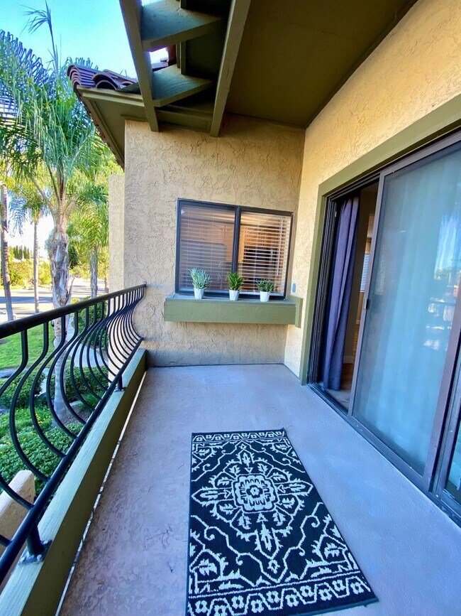 Building Photo - Stunning 2 bed 2 bath Condo In San Carlos