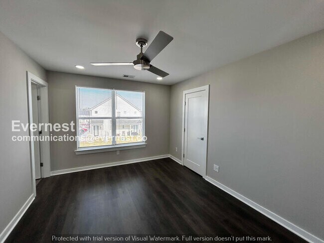 Building Photo - Limited Time Special Offer! / 3 Bed/2 Bath Townhome with Off-Street Parking / Pet-Friendly /Avail...