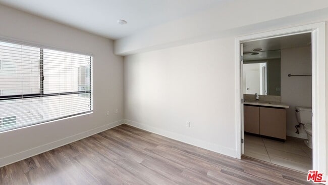 Building Photo - 5030 Rosewood Ave