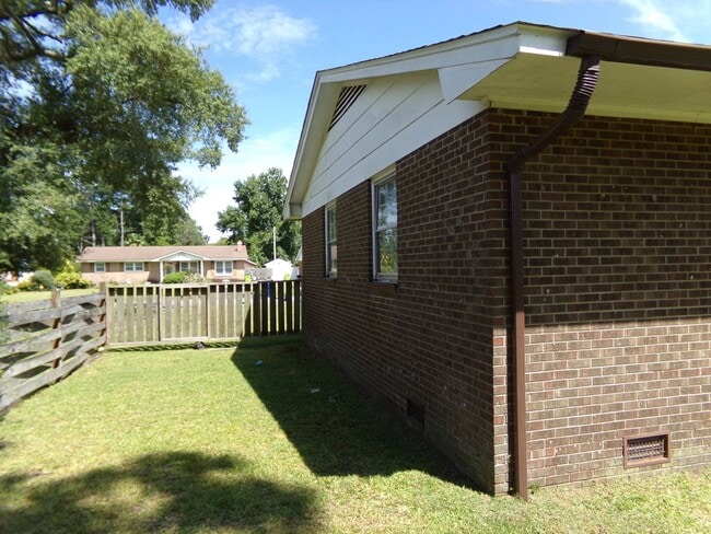 Building Photo - Great Family home