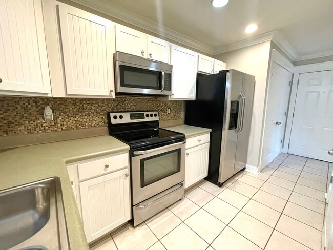 Building Photo - 2 bedroom, 2 bath condo, minutes from campus!