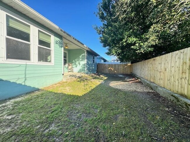 Building Photo - Palm Heaven!!Application and more info @ https://www.sandseekerrealty.com/long-term-rentals/. Cli...