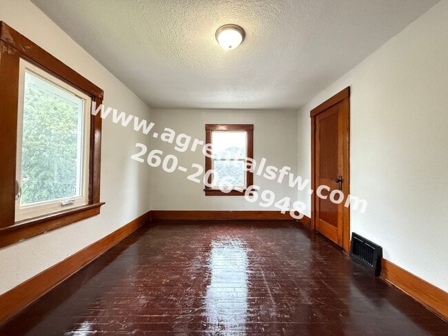 Building Photo - 3 Bedroom House