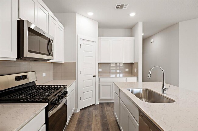 Building Photo - 2415 Ekvall Dr