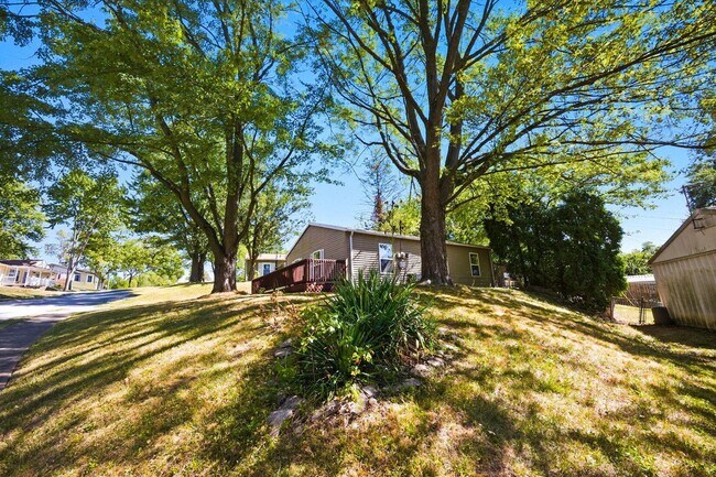 Building Photo - 455 Lakeview Dr