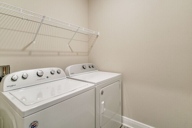 Building Photo - 4 Bedroom 2 Bath Home for Rent w/ Communit...