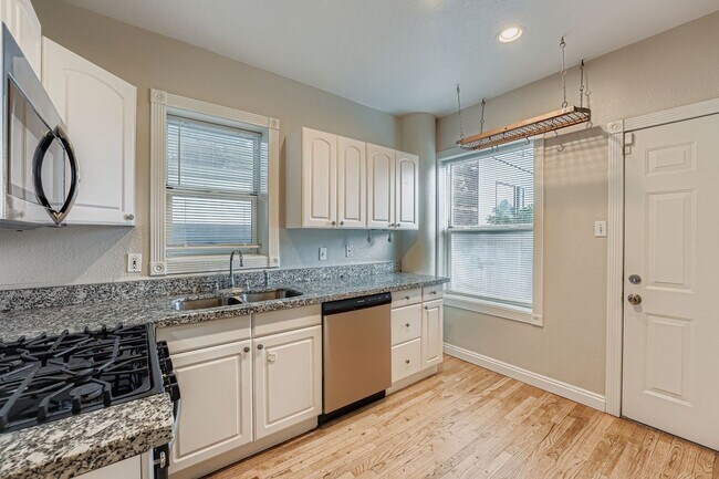 Building Photo - Stylish Home in the Heart of Highland with Detached Garage & Mother-in-Law Suite