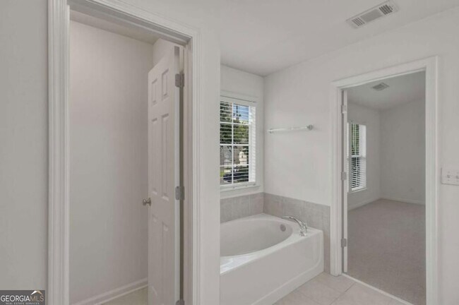 Building Photo - 3525 Moor Pointe Dr