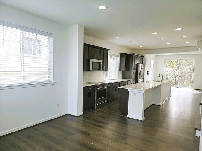 Building Photo - PENDING APPLICATION APPROVAL Gorgeous 2 -B...