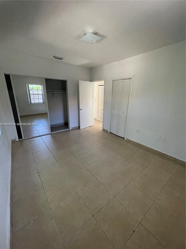 Building Photo - 3227 Oak Ave