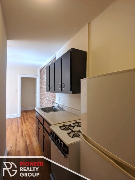 Building Photo - 957 W Cornelia Ave