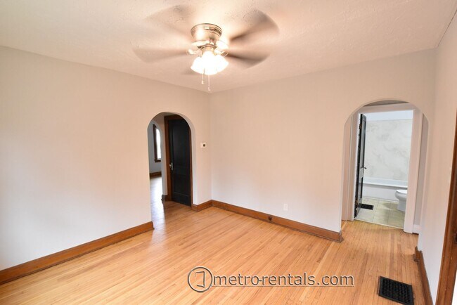 Building Photo - 2832-2834 Indianola Avenue