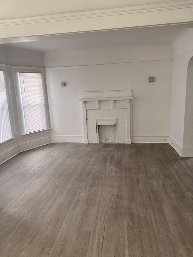 Building Photo - 10814 Hull Ave