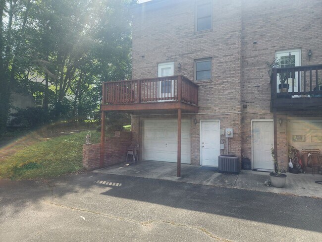 Building Photo - Electric Included! 2 Bed 1.5 Bath Condo!