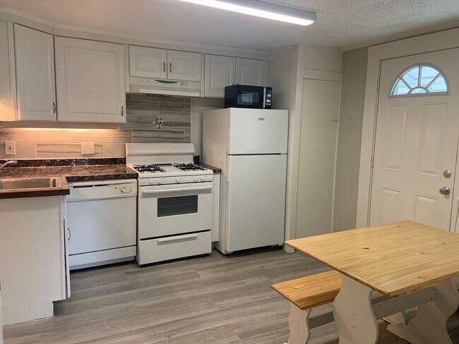Building Photo - Adorable 1 Bedroom Near Downtown Greensboro