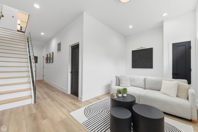 Building Photo - 4210 W 5th Ave