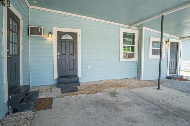 Building Photo - 121 Douglas Way St