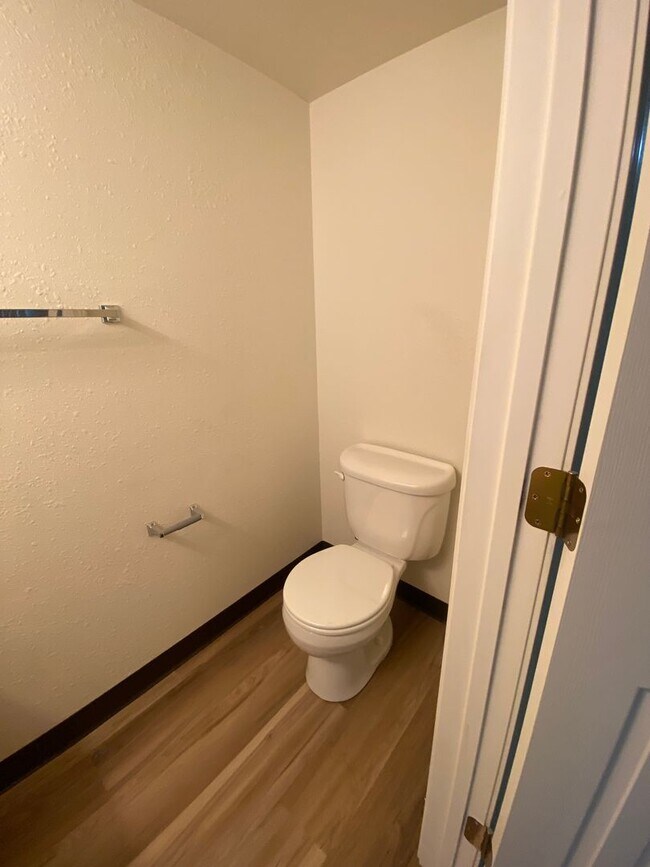 Building Photo - 2 bedroom, 2-1/2 bath condo - close to Mal...