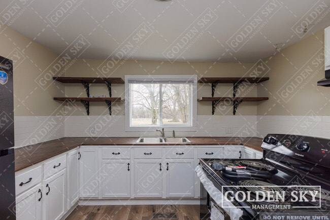 Building Photo - 240 S Main St