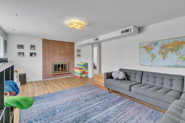 Building Photo - Panoramic View Living in Des Moines