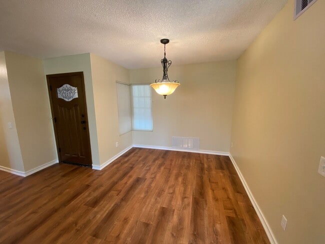 Building Photo - 3 Bedroom Home - Centrally Located with So...