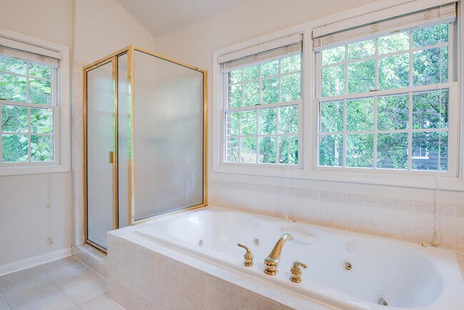 Building Photo - 6351 Lakewood Dr