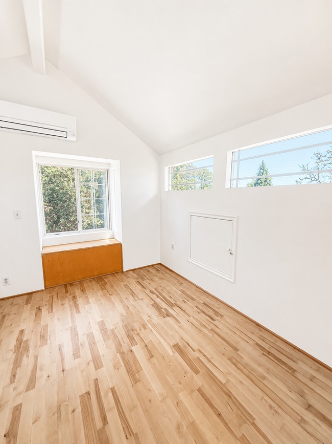 Building Photo - 1472 Chanticleer Ave