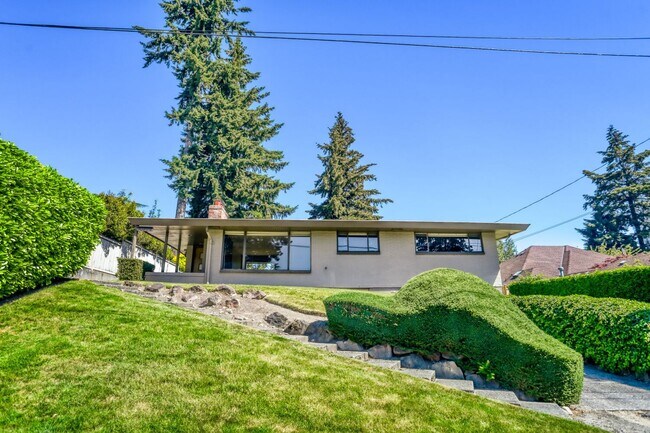 Building Photo - 3Bd/1.75Ba Bellevue Home