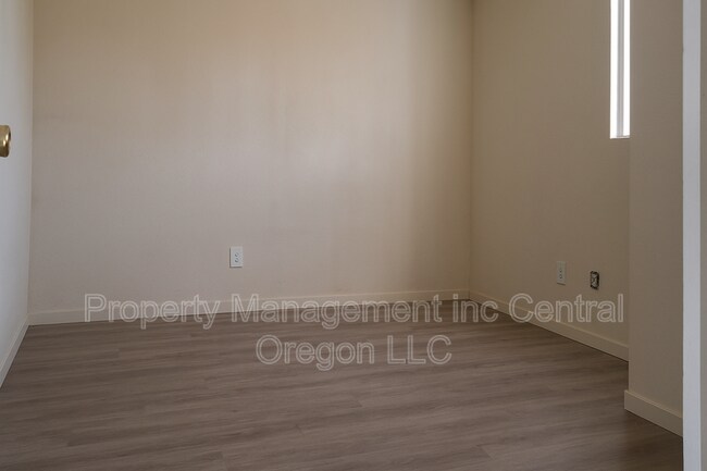 Building Photo - 1707 N Highway 26