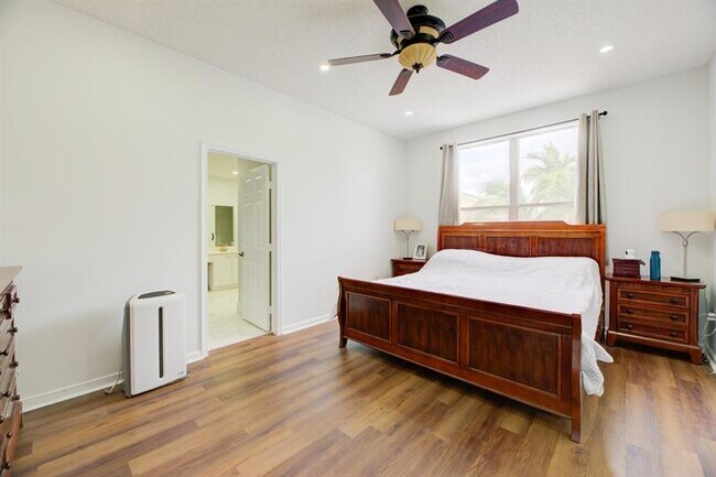 Building Photo - 724 NW 155th Terrace