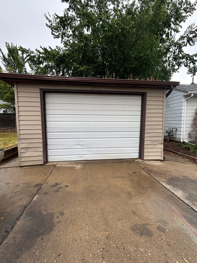 Building Photo - Lovely 2 bedroom Upstairs of a Duplex for ...