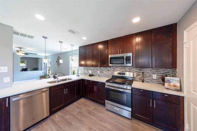 Building Photo - 11210 Log Cabin Ln