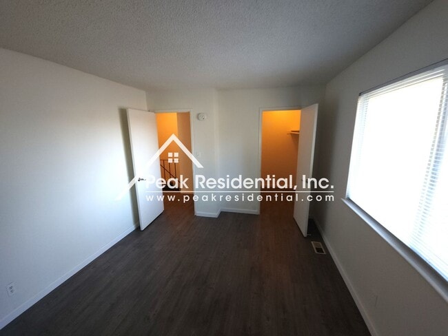 Building Photo - Spacious 2bd/1ba Sacramento Fourplex