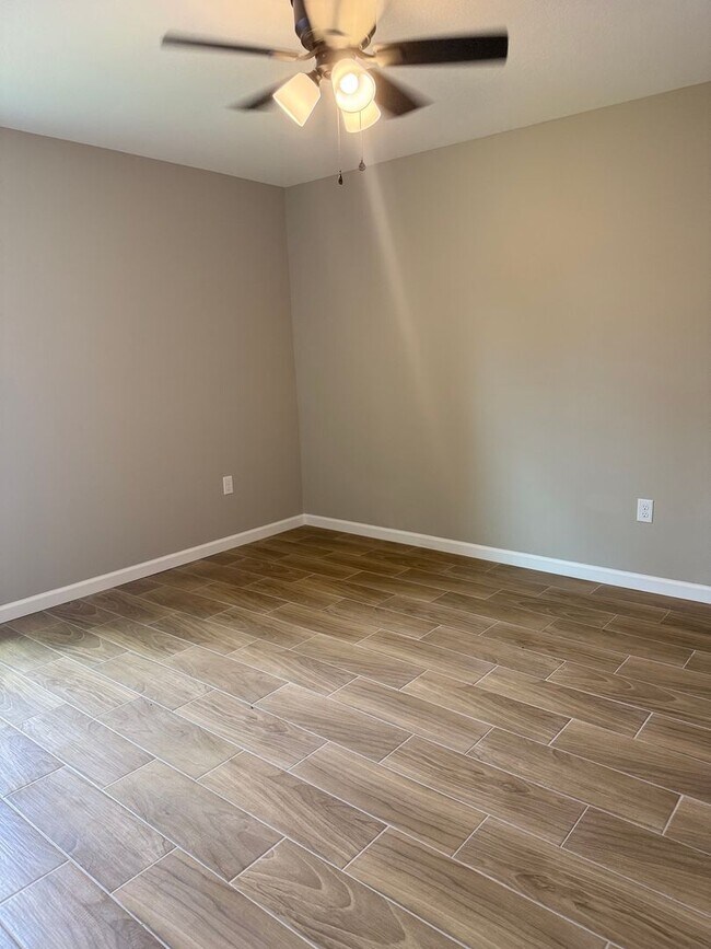 Building Photo - 277 Oak Ln Cir