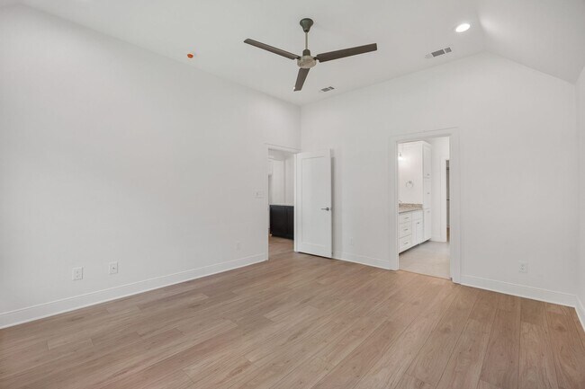 Building Photo - Gorgeous new construction in Flint!