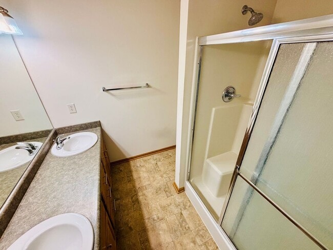 Building Photo - Beautiful Townhouse in Elkhorn School District