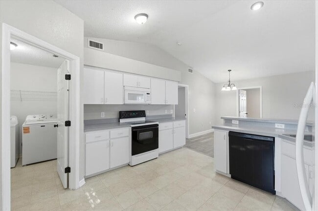 Building Photo - 985 Highland Crest Cir