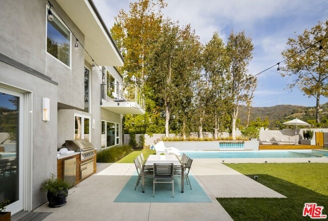 Building Photo - 2344 Banyan Dr