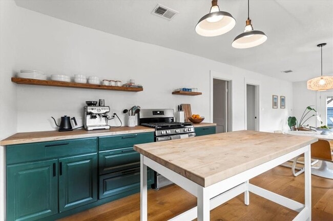 Building Photo - 3007 E 18th St