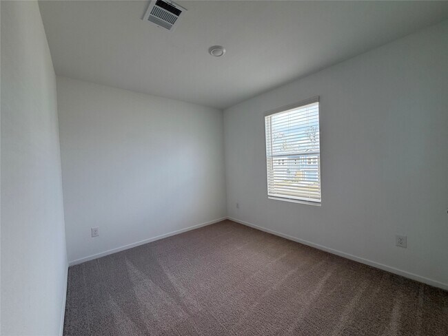 Building Photo - 922 Pertuso Ln