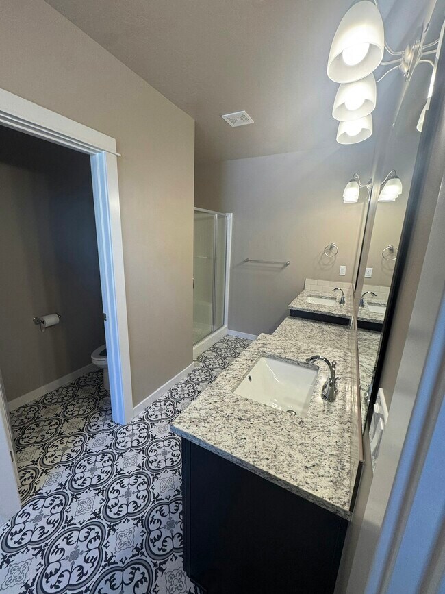 Building Photo - 18551 White Rose Pl