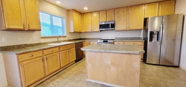 Building Photo - Absolutely Beautiful Two-story House in Si...