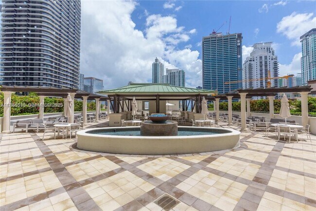 Building Photo - 999 SW 1st Ave