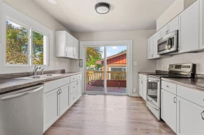 Building Photo - VIDEOTOUR: Gorgeous Victorian 4-bedroom home with Huge Garage! PETS WELCOME