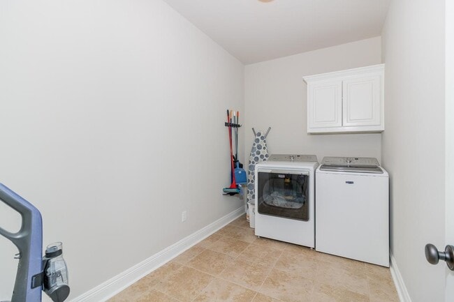 Building Photo - 405 Claystone Rd