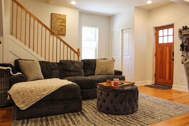 Building Photo - Spacious 2-bedroom, 2-bathroom in the Heart of West Highlands with 1 Car Garage